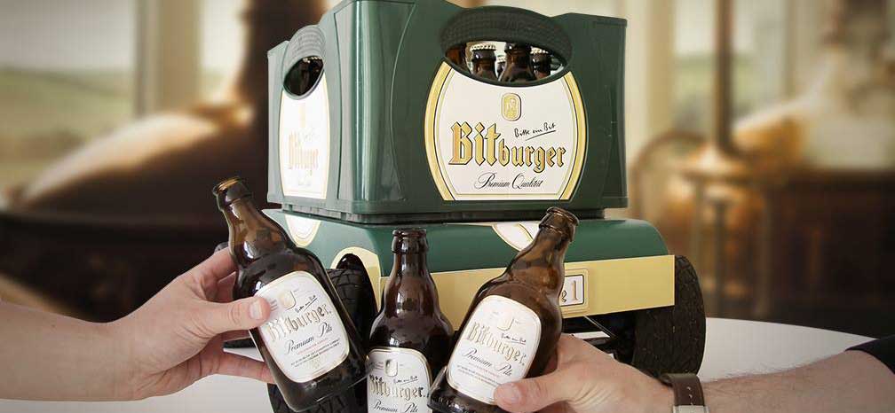 Bitburger Stubbi Car mit Stubbis zum Anstoßen